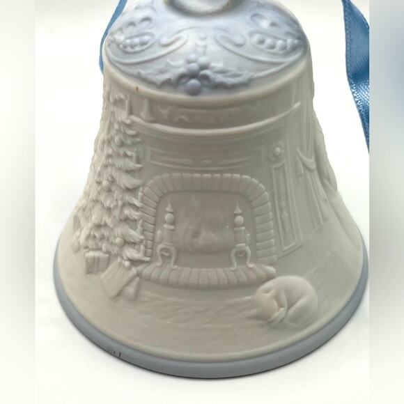 Llardo 1998 porcelain Christmas bell ornament - Picture 5 of 10